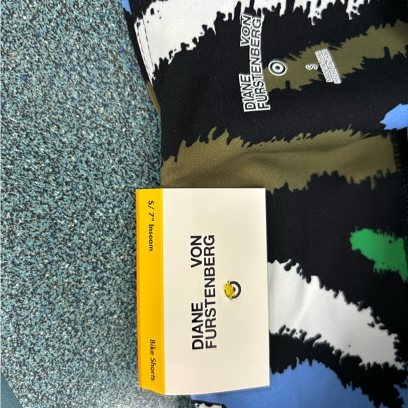 Diane Von Furstenberg by Target. 2 piece set. Size S. Inseam 7”. new with tags. - Picture 4 of 8